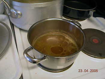 Kastikepohjan keittäminen kasaan