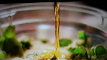 oljya kaadetaan ohuena nauhana ruokaan