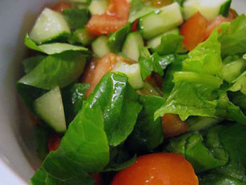 salaattikastiketta tomaatille ja kurkulle