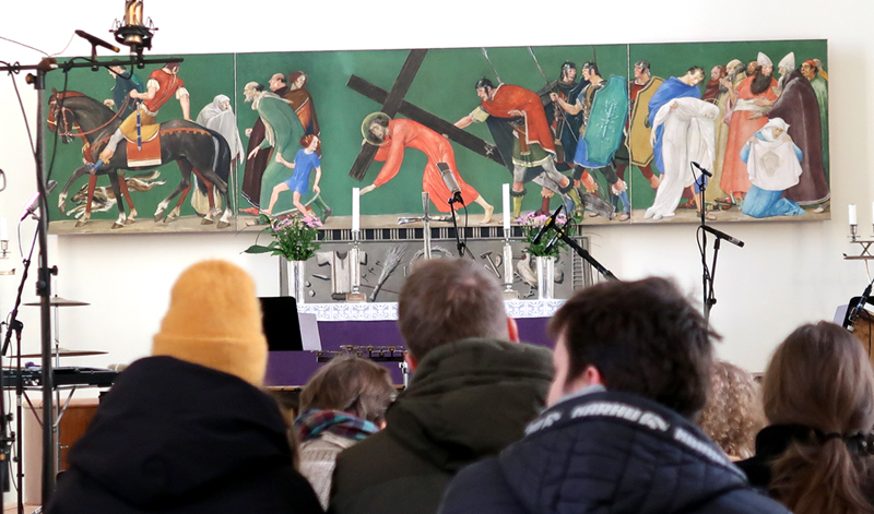 kirkko toolo koskettava