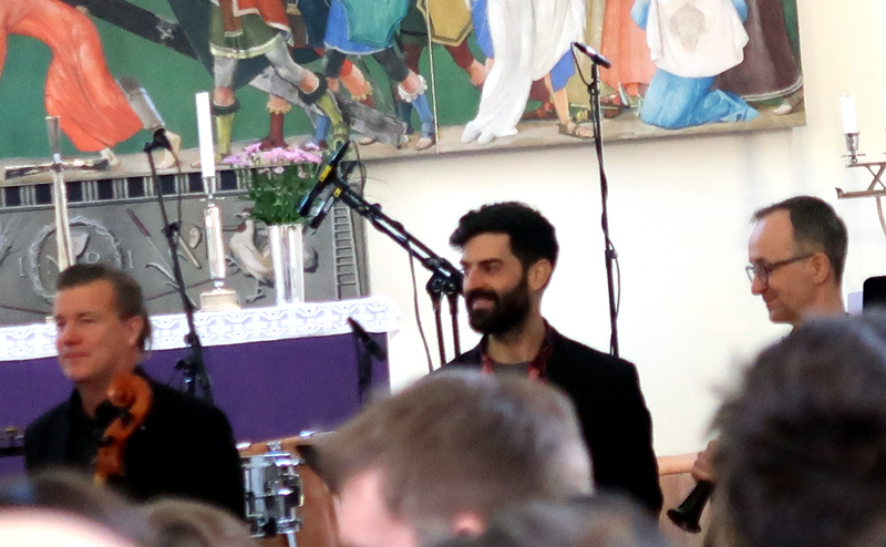 kirkko toolo koskettava