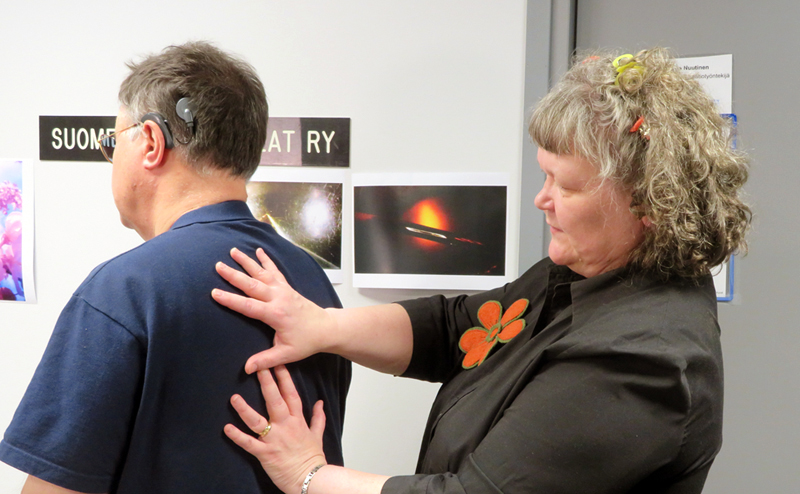 Kuurosokealle kuvan piirtämine selkään