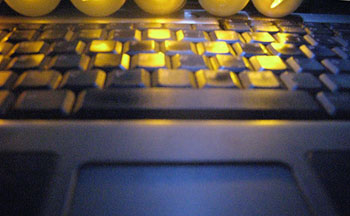 näppäimistö ja sen alla pistenäppäimistö